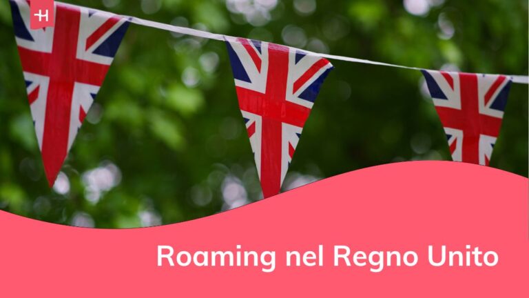 Tre gagliardetti con la bandiera britannica su un filo e la scritta "Roaming nel Regno Unito"