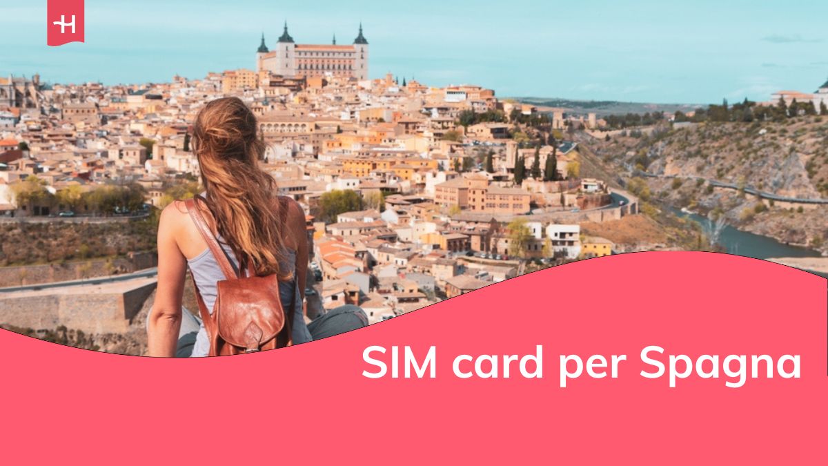 Donna turista a Toledo mentre guarda la vista panoramica della città - Spagna