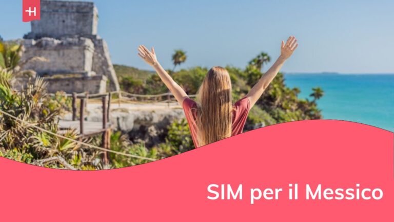 Donna turista che si gode il panorama della città murata precolombiana di Tulum, Quintana Roo, Messico, Nord America