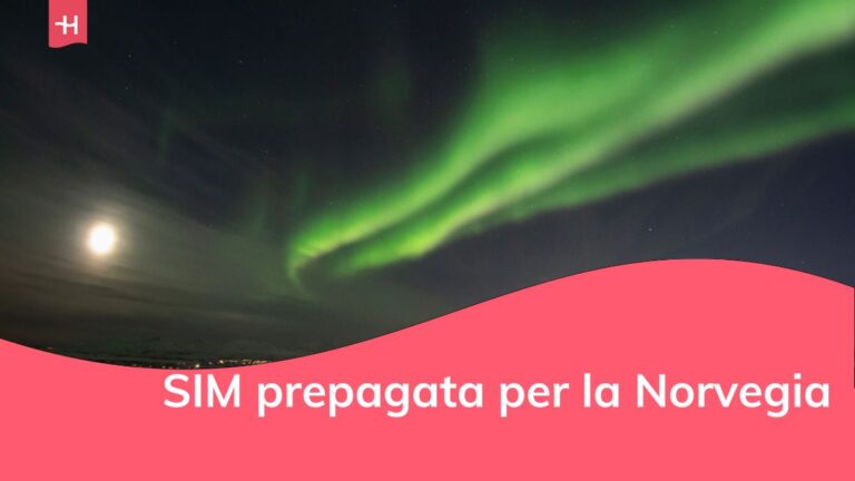 Aurore boreali luminose sopra la città di Tromsø, Norvegia