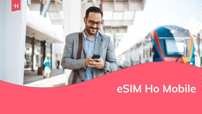 Uomo d'affari sicuro di sé che parla al cellulare mentre cammina fuori dalla stazione ferroviaria con una valigia.