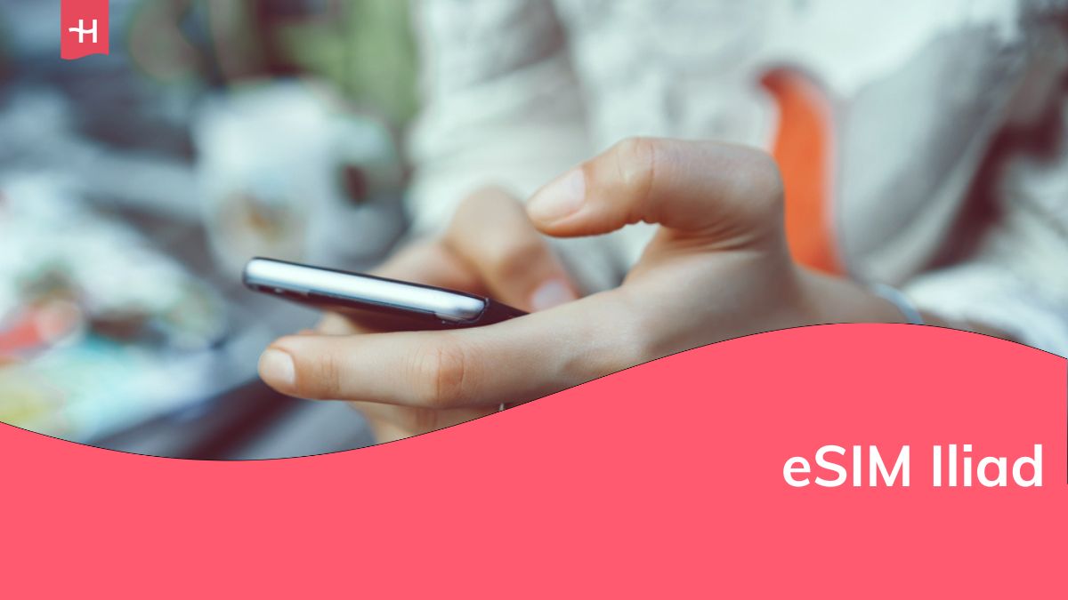 Primo piano delle mani delle donne che tengono il telefono cellulare
