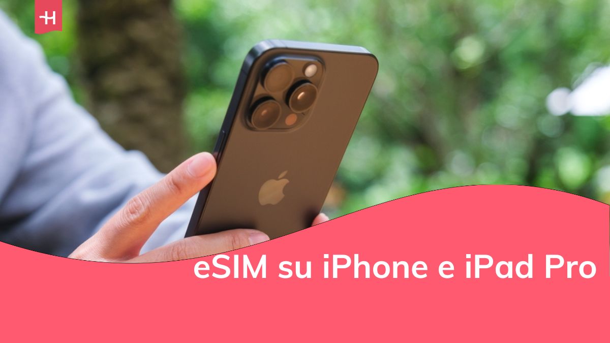 Una donna che tiene in mano e utilizza lo smartphone Iphone 15 Pro Max, Chiang mai Thailandia