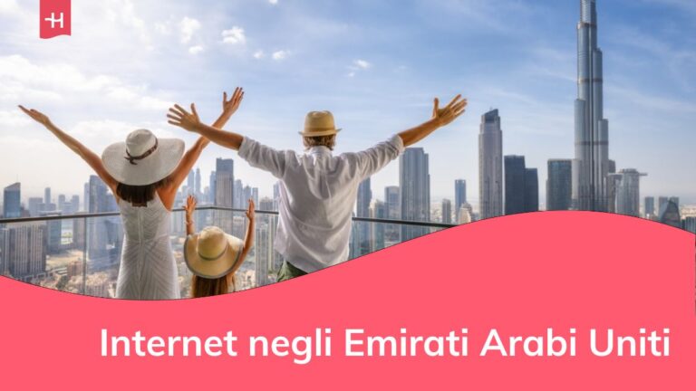 Una famiglia felice in vacanza in città si gode la vista panoramica sullo skyline di Dubai, negli EAU