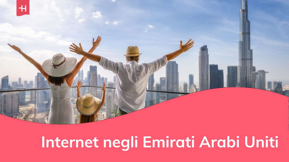 Una famiglia felice in vacanza in città si gode la vista panoramica sullo skyline di Dubai, negli EAU