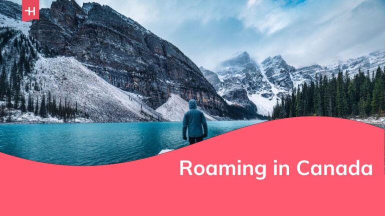 Viaggiatore solitario che cammina su un molo circondato da montagne rocciose sul lago Moraine nel parco nazionale di Banff, Alberta, Canada