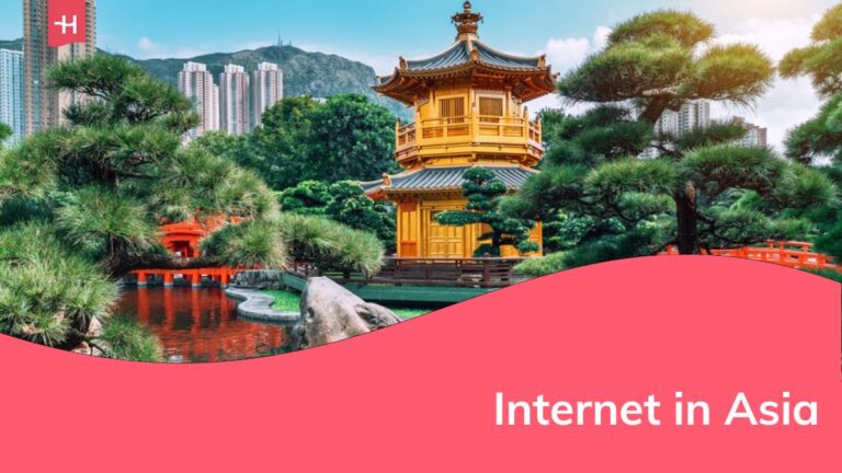 Padiglione d'oro tradizionale e ponte rosso in un giardino lussureggiante, il giardino pubblico Nan Lian situato sulla collina di Diamante, Hongkong.