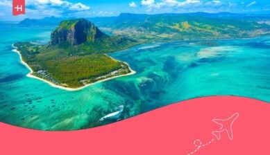 Vista aerea dell'isola di Mauritius e del monte Le Morne Brabant, con una splendida laguna blu e l'illusione ottica di una cascata sottomarina