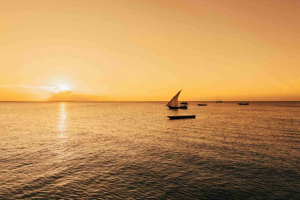 Barca a vela in mezzo al mare a Zanzibar