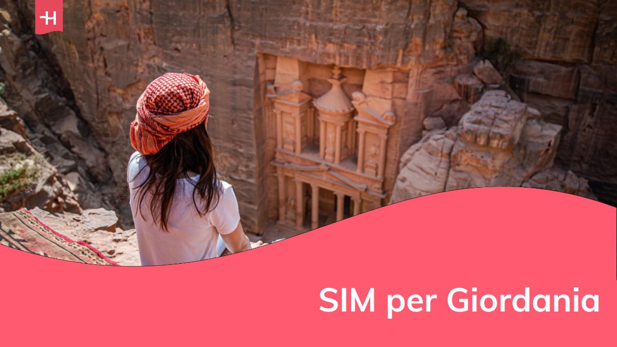 Viaggiatore donna asiatica seduta sul punto di vista del tappeto nell'antica città di Petra guardando il Tesoro o al-Khazneh, famosa destinazione di viaggio della Giordania e una delle sette meraviglie. Patrimonio mondiale dell'UNESCO.