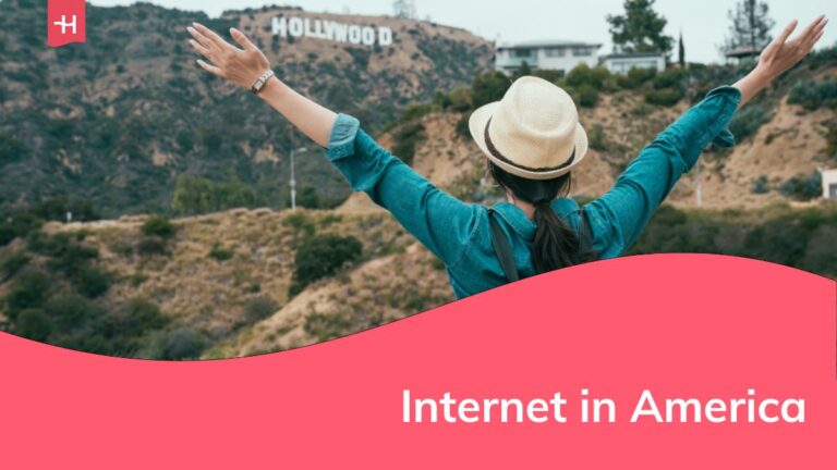 Donna asiatica che viaggia con lo zaino in spalla, ama la libertà, spensierata, abbraccia la natura mentre fa escursioni sulle colline di Hollywood e si gode l'aria fresca.