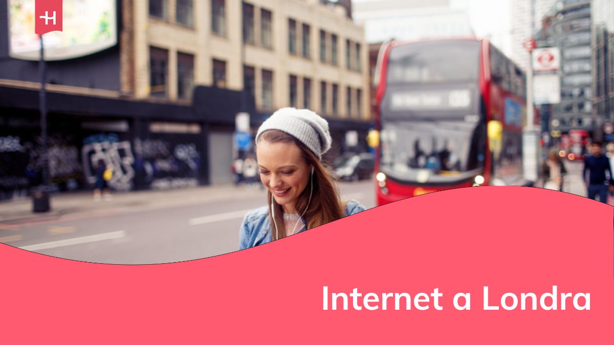 Giovane donna che utilizza uno smartphone sul marciapiede in città a Londra