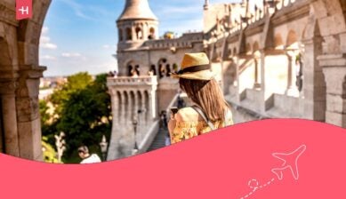Una giovane donna felice che si sta godendo la sua gita al Castello di Budapest, in Ungheria, scattando foto e selfie.