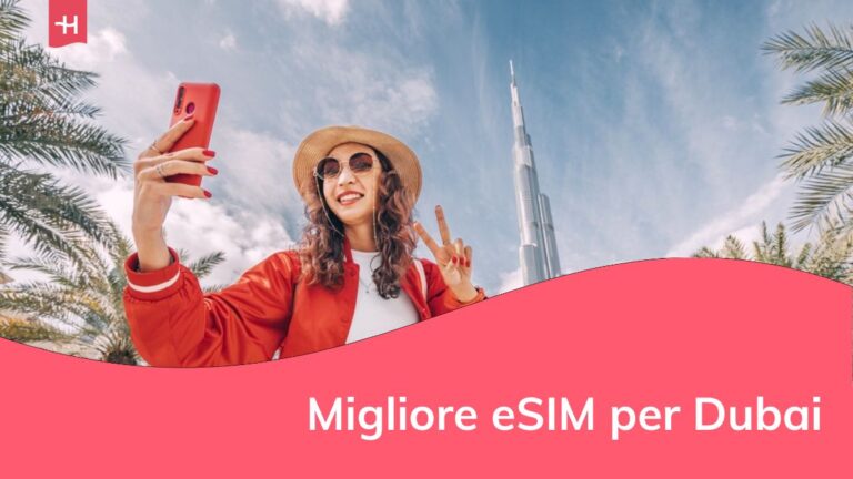 felice turista asiatica che scatta selfie per il suo blog di viaggi, nel centro di Dubai