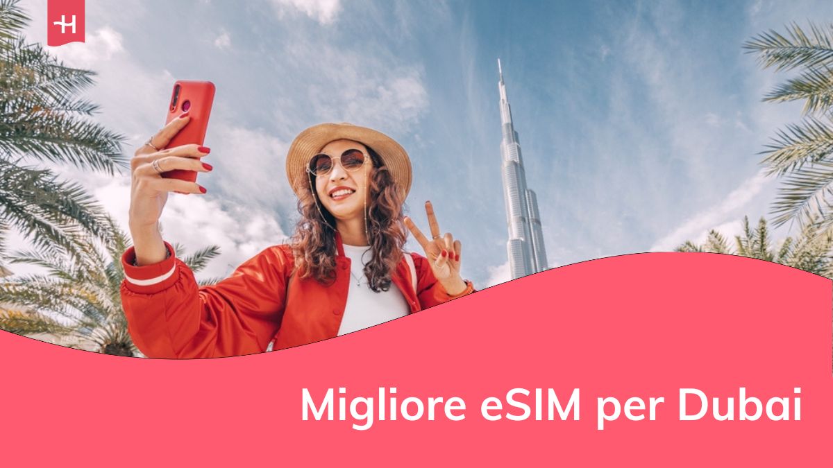 felice turista asiatica che scatta selfie per il suo blog di viaggi, nel centro di Dubai