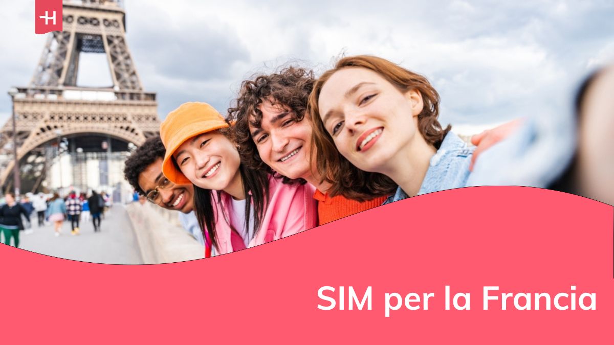 Gruppo di giovani amici felici in visita a Parigi e alla Torre Eiffel, zona del Trocadero e fiume Senna