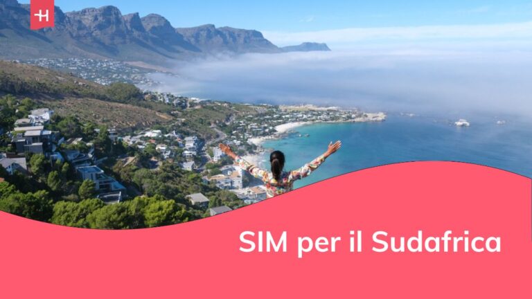 Donna con le mani alzate al punto panoramico The Rock di Città del Capo su Campsbay, vista su Camps Bay con la nebbia sull'oceano
