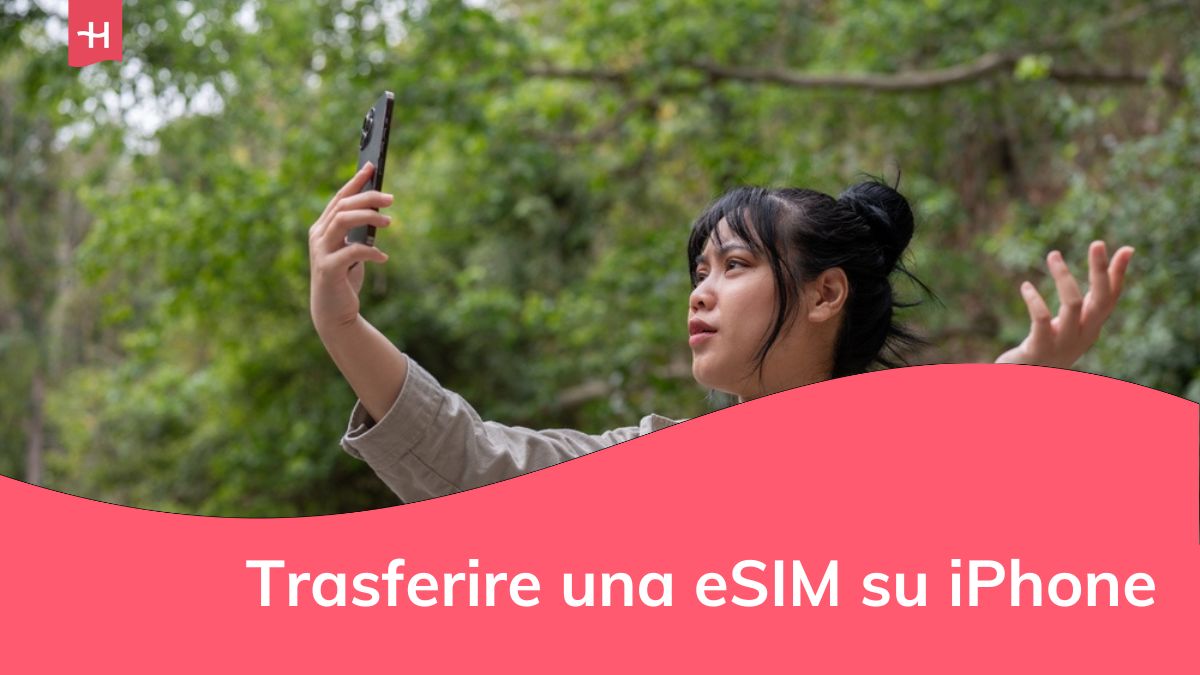 Una donna asiatica, preoccupata e insicura, si era persa e non riusciva a trovare una connessione Internet sul suo telefono mentre faceva un'escursione da sola in montagna.