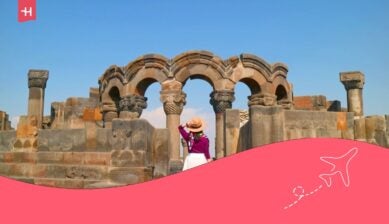 Una visitatrice nella splendida cattedrale di Zvartnots, patrimonio mondiale dell’UNESCO nella provincia di Armavir, in Armenia