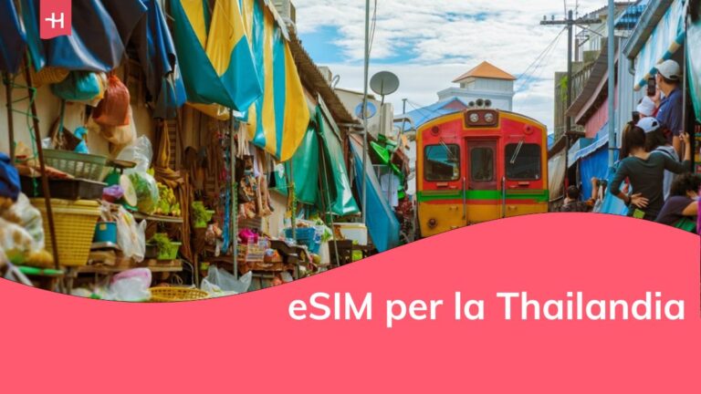 Mercato di ombrelli freschi sul binario della ferrovia, stazione ferroviaria di Mae Klong, Bangkok, un famoso mercato ferroviario in Thailandia