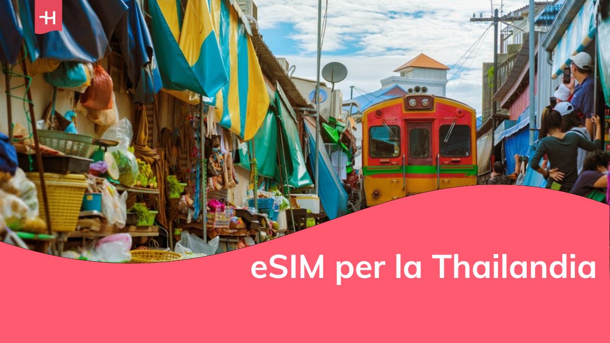 Mercato di ombrelli freschi sul binario della ferrovia, stazione ferroviaria di Mae Klong, Bangkok, un famoso mercato ferroviario in Thailandia