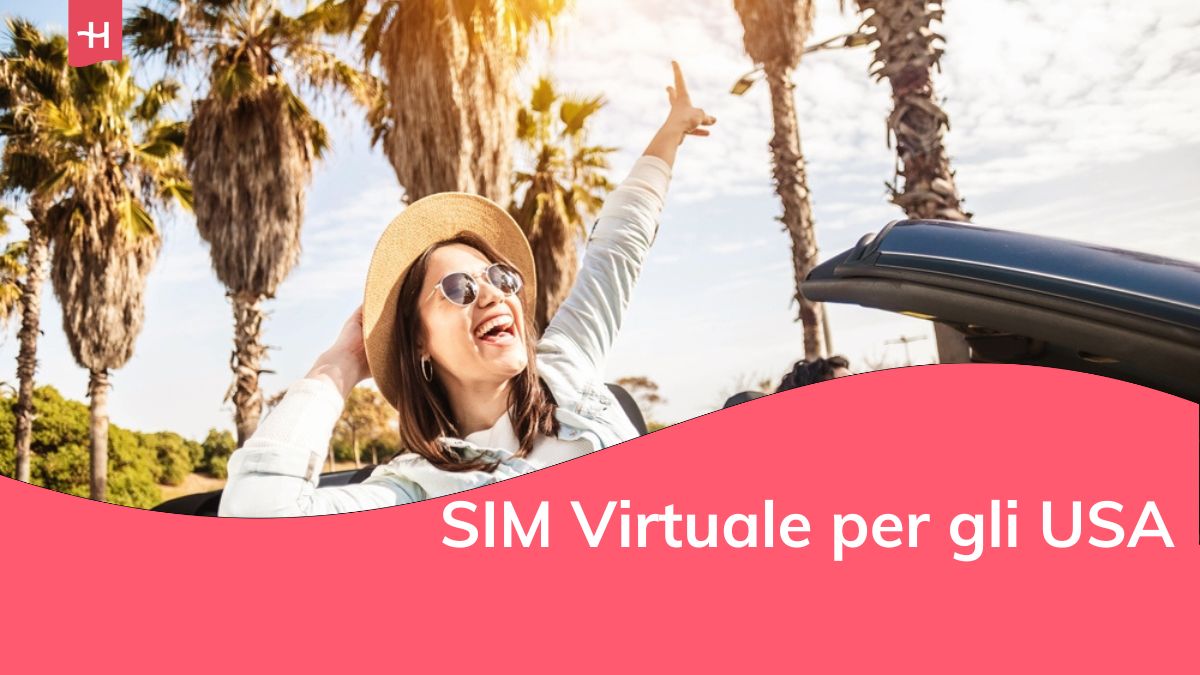 Giovane coppia felice che si gode le vacanze estive su un'auto decappottabile