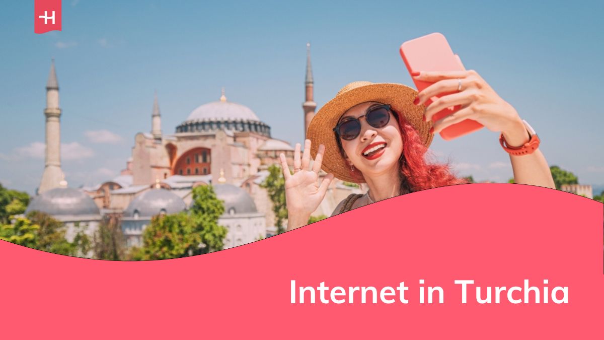 Una donna turca fa un selfie di fronte a Santa Sofia, scattando il punto di riferimento storico durante le sue vacanze estive a Istanbul