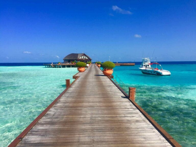 Ponte verso una villa sull'isola di Olhuveli, Maldive