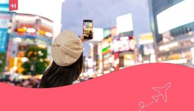 Una giovane turista che cammina all’incrocio di Shibuya, il più grande e famoso incrocio pedonale di Tokyo