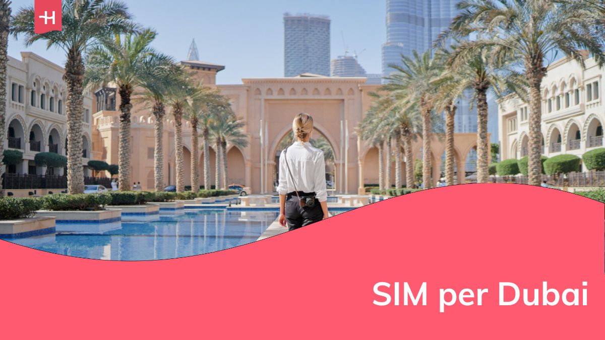 Godersi il viaggio negli Emirati Arabi Uniti. Giovane donna con macchina fotografica che cammina nel centro di Dubai.