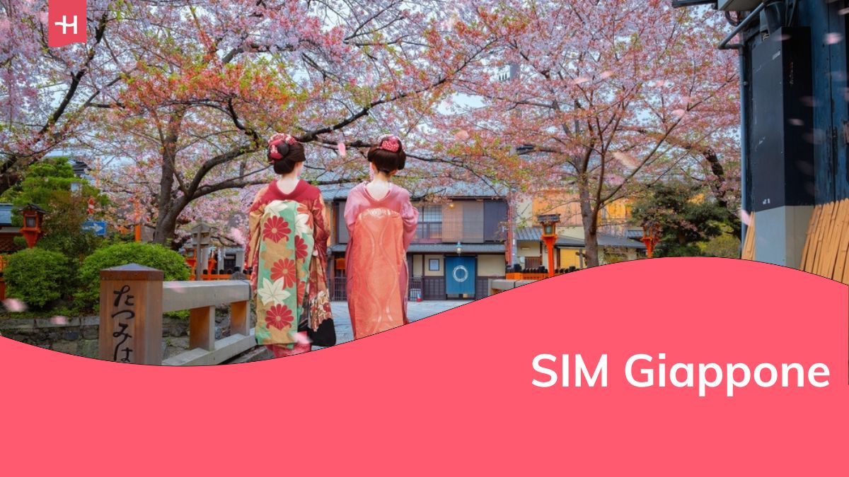 Giovane donna giapponese in abito tradizionale Kimono presso il ponte Tatsumi bashi sul fiume Shirakawa nel quartiere di Gion, Kyoto