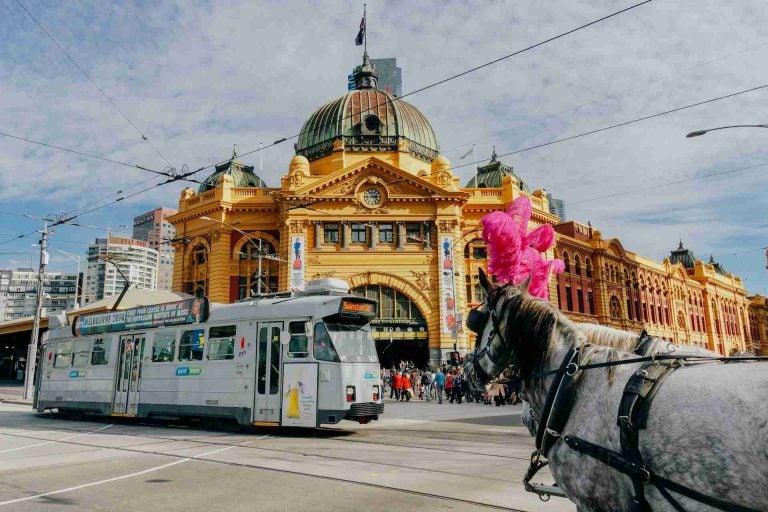 Personas frente a Flinders Street Railway Station, Melbourne, Australia.