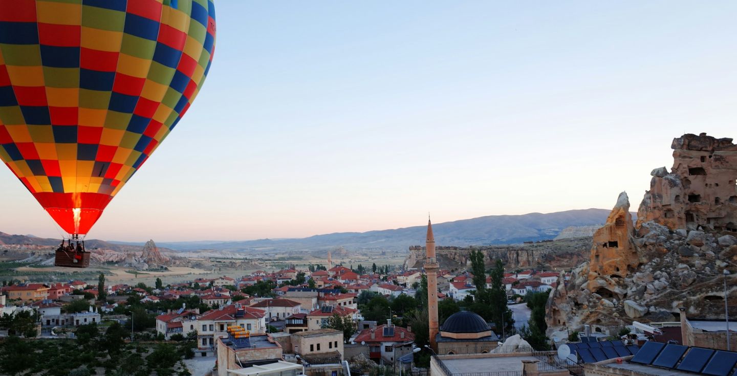 Vista panoramica della regione della Cappadocia e una mongolfiera