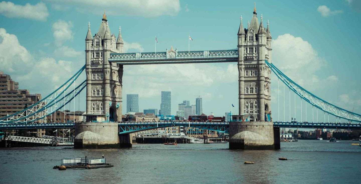 Vista panoramica di un ponte con architettura tradizionale a Londra