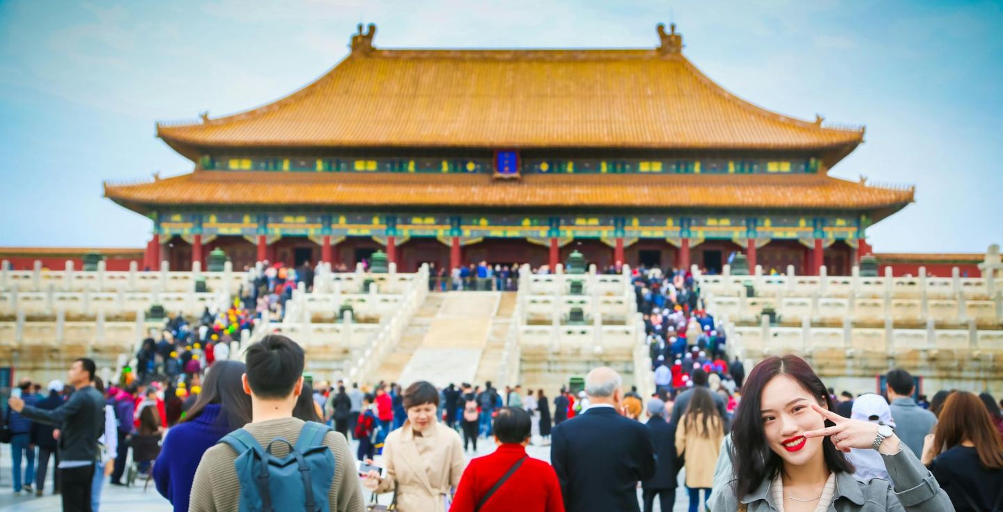 Donna che scatta una foto in mezzo ai turisti davanti alla città perduta di Dongcheng Qu, Pechino Shi, Cina.