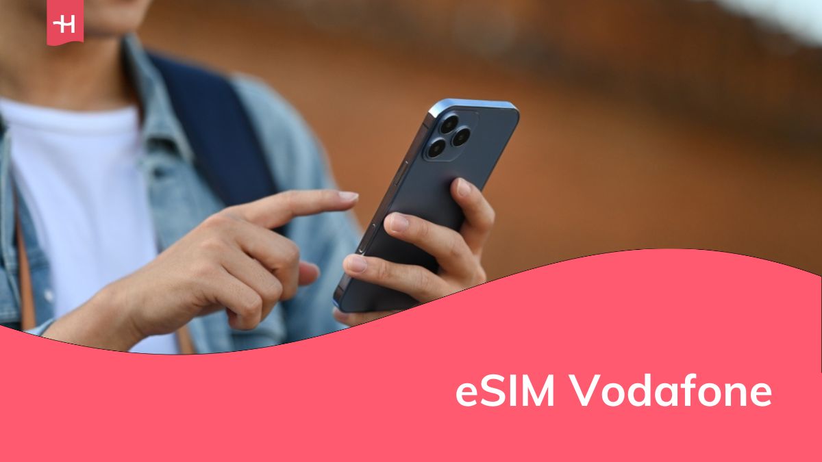 Immagine ravvicinata di un turista con lo zaino che controlla il suo cellulare.