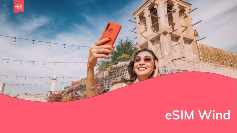 Con lo smartphone in mano, una turista felice scatta un selfie da condividere con i suoi follower dall'affascinante centro storico di Dubai.