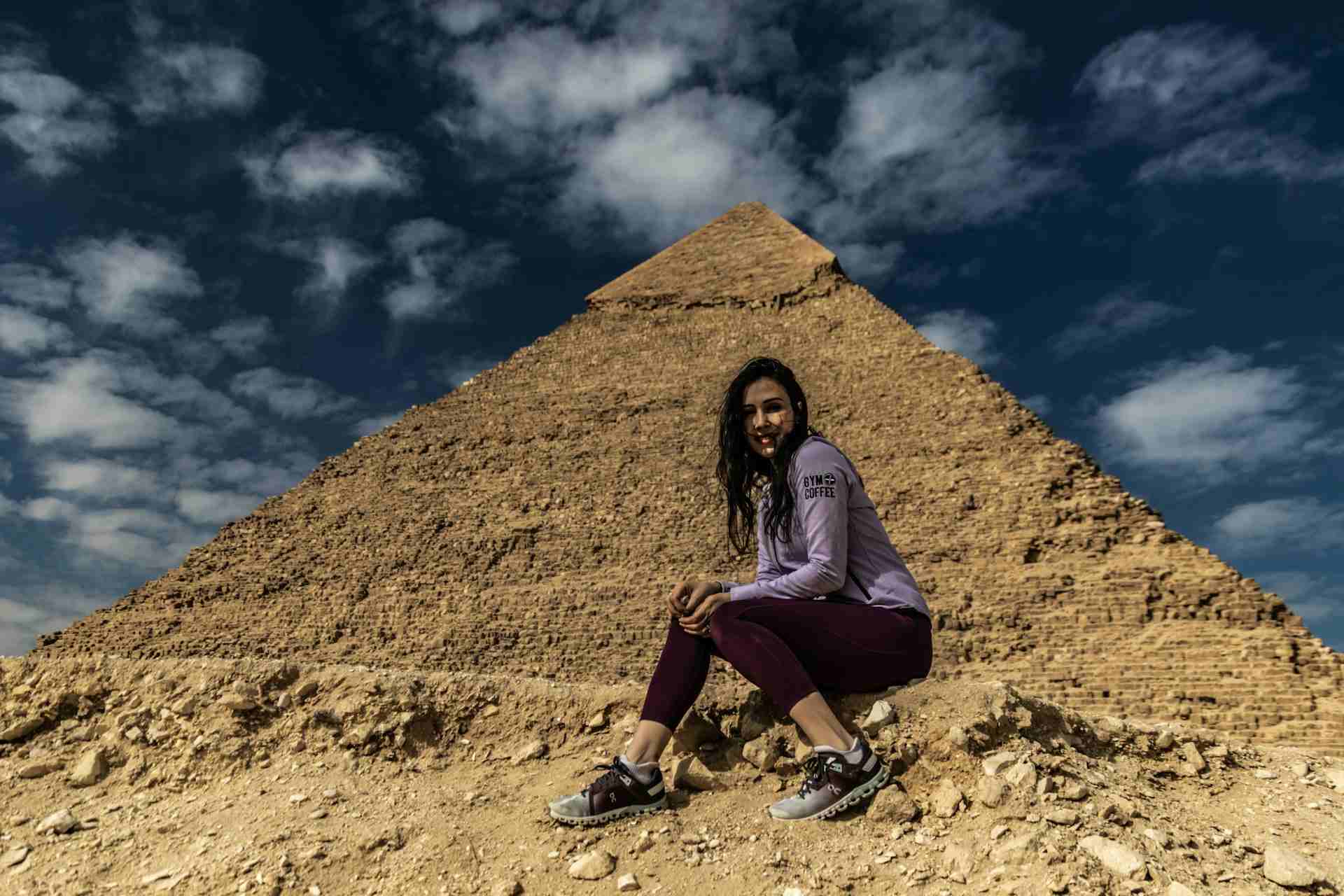 Donna davanti a una delle piramidi di Giza al Cairo, Egitto