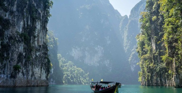 Barca nel Parco Nazionale di Khao Sok, Khlong Sok, Thailandia