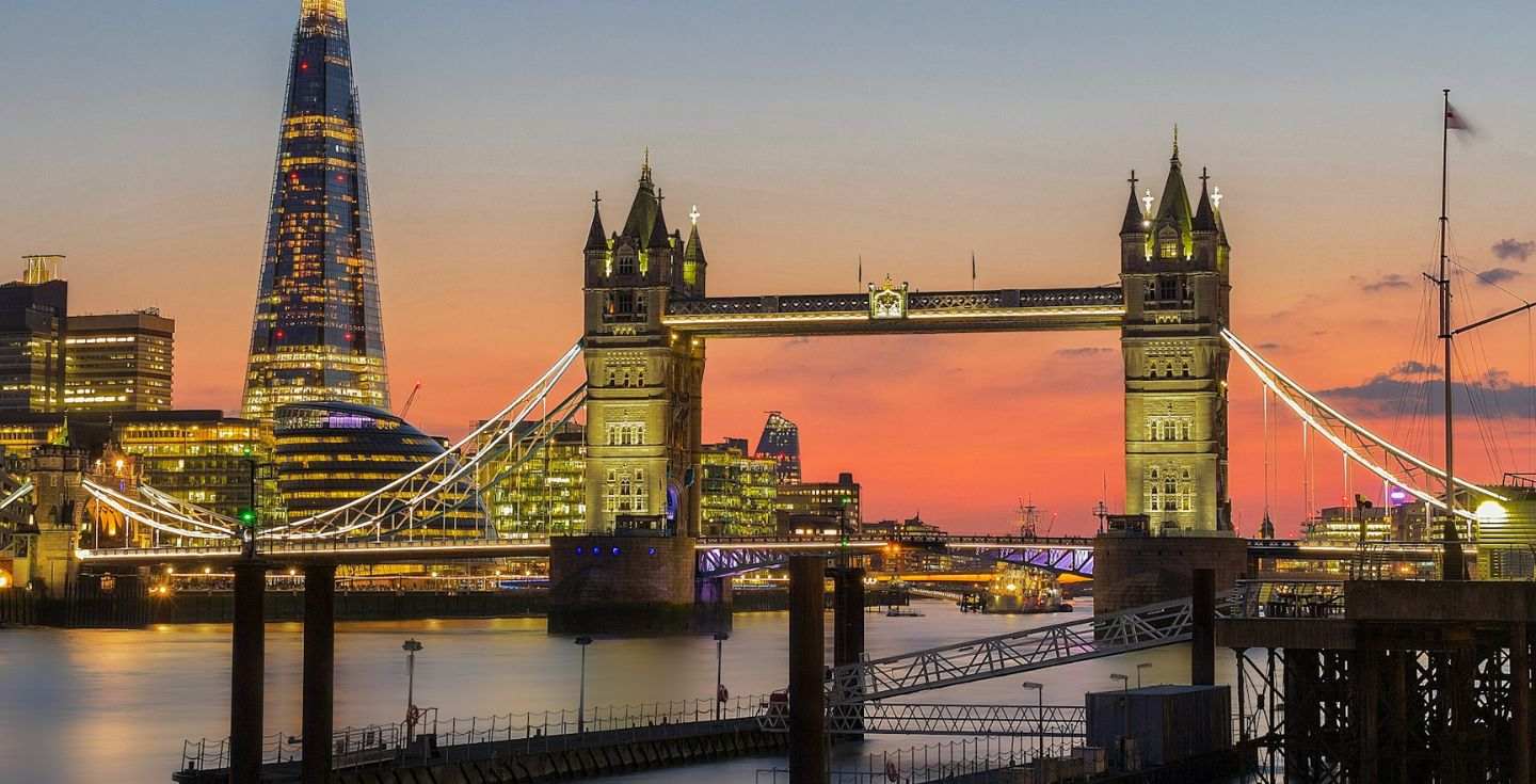 Tramonto sul Tower Bridge, Londra, Inghilterra.