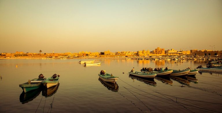 Barche sull'acqua a salalah, oman