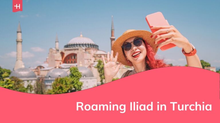 Una donna turca fa un selfie di fronte a Santa Sofia, scattando il punto di riferimento storico durante le sue vacanze estive a Istanbul