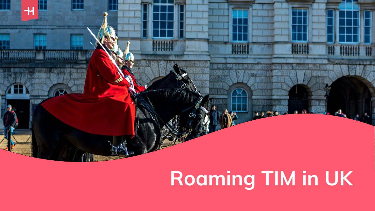 Turisti che osservano l'Horse Guards a Londra, UK