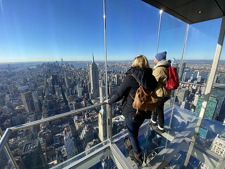 Panorama di New York visto attraverso una parete di vetro al piano alto di un grattacielo