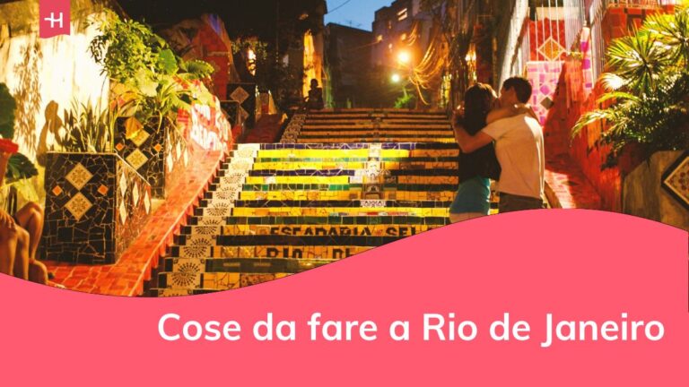 Coppia che si bacia alla Escadaria Selarón di Rio de Janeiro