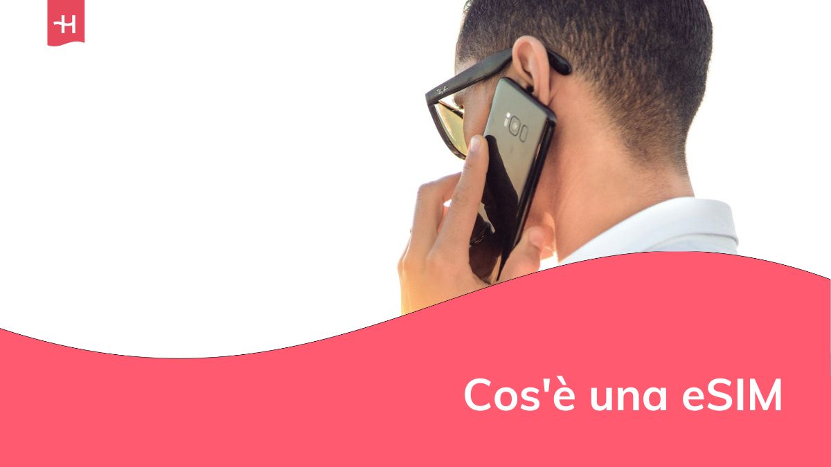 Uomo con telefono cellulare