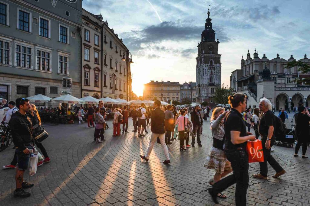 Turisti a piedi per Cracovia