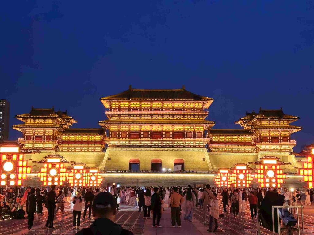 Ingresso dello Yingtian, edificio tradizionale di Luoyang, Cina