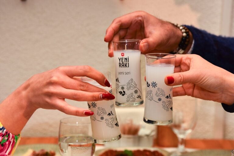Gruppo di persone che brinda con Rakia in Albania