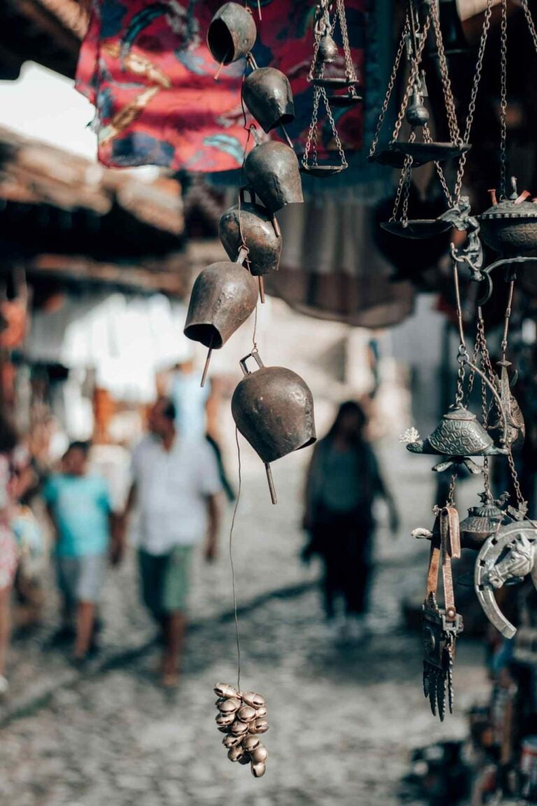Artigianato in metallo presso una bancarella locale, Kruje, Durrës County, Albania